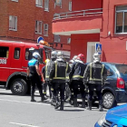 Un policia y varios bomberos junto al turismo volvado en el cruce de las calles Málaga y Huelva, en Delicias.-Ical