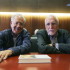 Los escritores Agustín García Simón y Luis Mateo Díez, ayer, antes de participar en el encuentro en la Feria del Libro.-ICAL