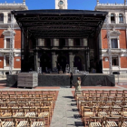 Un millar de sillas se han instalado en la Plaza Mayor para disfrutar de 'Turandot'.-E. M.