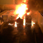 Imagen tomada por los Bomberos, en pleno incendio de los camiones en Transportes Del Olmo Hermanos.-E. M.