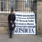 El ex seminarista Emiliano Álvarez protestó ayer en Astorga por el desinterés de la Diócesis.-E. M.