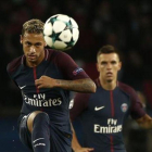 Neymar prueba el disparo ante el Bayern en la Liga de Campeones.-AP / THIBAULT CAMUS