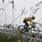 Chris Froome, entre niebla, en el descenso de Puymorens, con el jersey amarillo.-AFP / JEFF PACHOUD