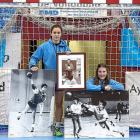 Amaia y Ángela posan junto a las fotos de las históricas internacionales vallisoletanas Paloma, Cuca y Blanca-Miguel Ángel Santos
