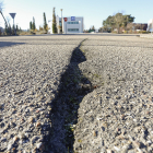 Pavimento deteriorado en el parque tecnológico, con una importante grieta, como se aprecia en esta imagen del año pasado. J.M. LOSTAU