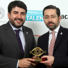 El delegado de RTVCyL en Madrid, Álvaro Elúa, y el galardonado Eduardo Álvarez, director general de RTVCyL.-ICAL