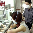 Medidas de seguridad en un hospital durante la epidemia del SARS en China en el 2003.-AFP