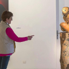 Dos visitantes comentan ayer una de las piezas expuestas en Pimentel, sede de la Diputación de Valladolid.-ICAL