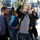Garganté levanta el puño, tras salir de los juzgados, el pasado 1 de diciembre.-ACN / POL SOLA