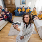 Irene Gervas, en un primer plano con el mítico modelo R8 de Renault, junto a sus diez hijos y su marido en su casa.-PABLO REQUEJO