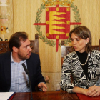 Óscar Puente y la presidenta de la CVE, Ángela de Miguel, en el Ayuntamiento.-ICAL