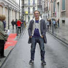 El director rumano Tudor Giurgiu, ayer, junto al Teatro Calderón.-J.M. Lostau