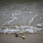 Una rosa es depositada en una playa tailandesa en homenaje a los niños muertos por el tsunami.-Foto:   ATHIT PERAWONGMETHA / Reuters