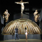 Venera del retablo de  San Benito el Real que puede contemplarse por primera vez tras su rehabilitación.-J. M. LOSTAU