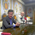 Julián Rodríguez Santiago y Luis Antonio Gómez Iglesias ayer, atienden a los medios tras la junta de seguridad.-EL MUNDO