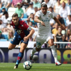 Theo e Iván López disputan un balón en el encuentro entre el Madrid y el Levante.-REUTERS