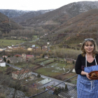 Irene Haeck, hoy al frente de El Ventorrillo, con uno de sus platos y, al fondo, la panorámica de Los Barrios de Luna.-ARGICOMUNICACIÓN