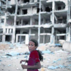 Una niña palestina junto un bloque de casas destruido en el norte de la franja de Gaza.-Foto: REUTERS / SUHAIB SALEM