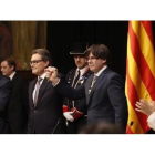 Carles Puigdemont junto a Artur Mas y Carme Forcadell, en la toma de posesión.-JULIO CARBÓ