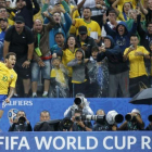 Neymar celebra el gol conseguido ante Paraguay, que lo redimió tras fallar un penalti-SEBASTIO MOREIRA / EFE