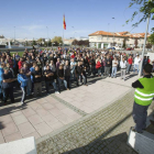 Empleados de la fábrica que Nissan tiene en Ávila durante la asamblea informativa a la salida del trabajo-Efe