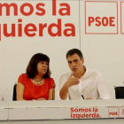 Pedro Sánchez, junto a sus principales colaboradores, este lunes en la sede del PSOE.-JUAN MANUEL PRATS