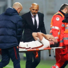 Los camilleros retiran a Alessandro Florenzi mientras su entrenador, Luciano Spalletti, se interesa por él.-EFE / ELISABETTA BARACCHI