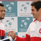 Roger Federer (derecha) y Jo-Wilfried Tsonga se saludan en la presentación de la Copa Davis, en Lille.-Foto: AP / CHRISTOPHE ENA