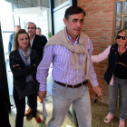 Antonio Pardo saliendo de la sede del PP junto a Mariví Hernández Candeal (con gafas de sol), Nuria Caballero y Juan Maria Castellano.-ÁLVARO MARTÍNEZ