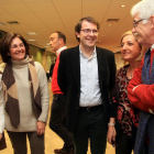 El secretario general del PP de Castilla y León, Alfonso Fernández Mañueco, asiste en Segovia a uno de los actos finales de campaña junto a interventores y apoderados de la formación-Ical