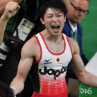 Kohei Uchimura celebra la victoria en el 'all around' de gimnasia.-AFP / BEN STANSALL