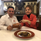 Luis Vallecillo y Olga Fernández con un plato de sopas de pan recocidas y unas carrileras en salsa-E. M.