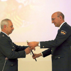 Luis Gibert recibe el bastón de mando de parte del jefe superior de Policía de Castilla y León, Juan José Campesino .-ICAL