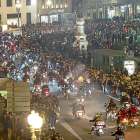 Valladolid salió a la calle para presenciar el desfile de las antorchas.-P. REQUEJO