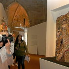 Una turista realiza una fotografía durante una visita a la exposición.-EL MUNDO