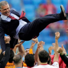 Carlos Queiroz, manteado por sus jugadores después del triunfo contra Marruecos.-REUTERS / HENRY ROMERO
