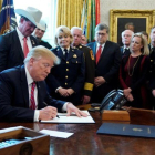 Trump firma el veto en el Despacho Oval.-REUTERS / JONATHAN ERNST