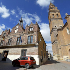 Ayuntamiento de Alaejos, junto a la Iglesia de San Pedro, con su emblemática torre.