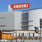 La fachada del Centro Comercial Vallsur con el cartel de Eroski en la carretera de Simancas-J. M. LOSTAU