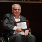 Francisco Martínez recibe una placa conmemorativa en la gala del Concurso Provincial de Pinchos Valladolid 2023. -PHOTOGENIC