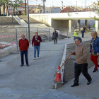 Los primeros usuarios del nuevo paso bajo las vías de La Pilarica, en la plaza de Rafael Cano.-J.M. LOSTAU