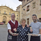Verónica, junto a su marido José Luis y su hijo Alejandro, a la puerta del restaurante el Rincón del Convento, en Oña-