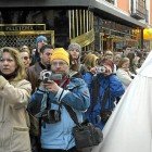 Turistas en una procesión de Semana Santa en Valladolid-Ical