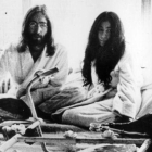 John Lennon y Yoko Ono, retratados en la 'suite' de un hotel de Montrea (Canadá), a finales de los años 70.-
