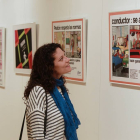 Una visitante ante uno de los carteles que promueve la tranquilidad al volante.-J.M. Lostau