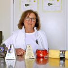 Maribel Prieto muestra en la zona de venta de la fábrica de Palacios del Pan algunas de las especialidades elaboradas con leche de cabra.-J.L.C.