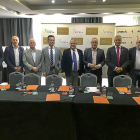 Alejandro Blanco (tercero por la derecha) compartió mesa de trabajo en el Hotel Silken de Valladolid con los directivos de Afedecyl con su presidente Gerardo García a la cabeza y los directivos.-G. VELASCO