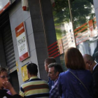 Cola del paro en una oficina de empleo de Madrid.-Foto: AGUSTÍN CATALÁN