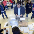 Luis Tudanca en el momento de votar el pasado 20 de diciembre en su colegio electoral de Burgos.-ICAL