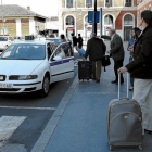 Varios viajeros esperan taxi en la parada de la estación de trenes-J.M.Lostau